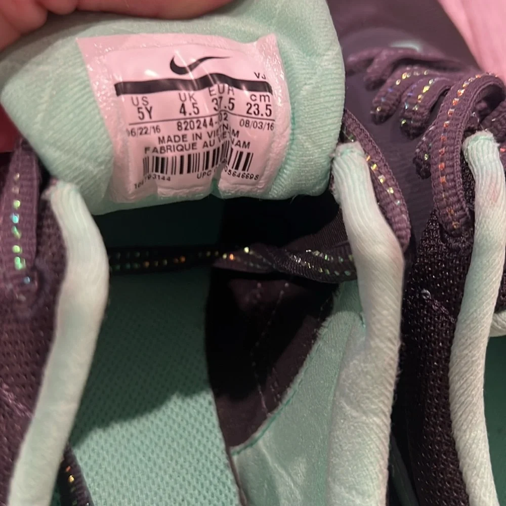 Nike Air Max Tennis Shoes - Picture 4 of 11